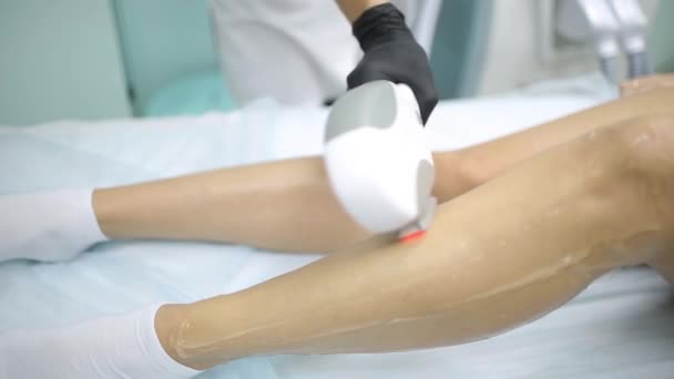 Hair removal cosmetology procedure from a therapist at cosmetic beauty spa clinic. Laser epilation. Cosmetology and SPA concept. — Stock Video