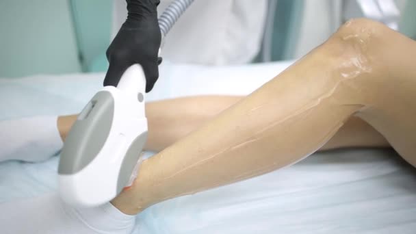 Hair removal cosmetology procedure from a therapist at cosmetic beauty spa clinic. Laser epilation. Cosmetology and SPA concept. — Stock Video