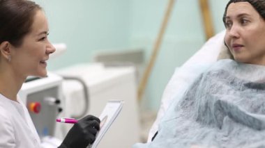 Güzellik uzmanı Doktor kadın müvekkili yüz güzelliği enjeksiyonları olun. Güzel yüz ve kozmetik eller şırınga ile. Gençleştirme ve hydratation. Klinik kozmetik kavramı.
