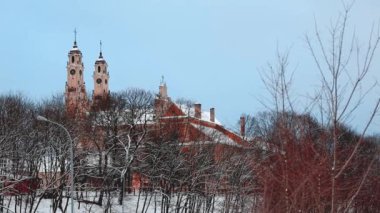 Klaipeda, Litvanya - 12 Ocak 2018: gizemli ev yansıyan gölet yakın eski Alman çiftlik Letonya