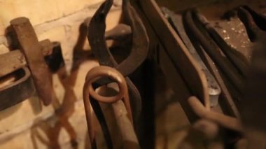 Metal dövme için eski araçlar kümesi. Maşa, çekiç ve diğer metal işleme araçları.