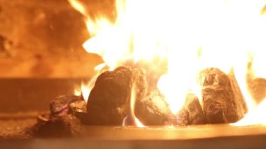 Alevler içinde kömür forge amacıyla çalışma metal stoke için eski bir küreği demirci kullanır.