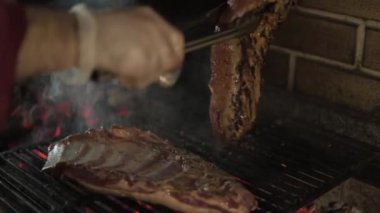 Adam akşam yemeği yemek. Açık havada arka bahçesinde ızgara sığır eti biftek. Çiğ biftek. Barbekü