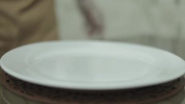 Krem şanti ile tatlı menüsü, bir kepçe vanilyalı dondurma ile servis