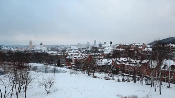 Klaipėda, Litauen - 12 januari 2018: mystisk hus återspeglas i dammen i närheten gammal Tysk bondgård i Lettland — Stockvideo