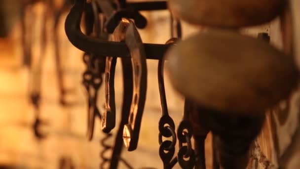 Установите древние инструменты для ковки металла. Щипцы, молотки и другие металлообрабатывающие инструменты . — стоковое видео