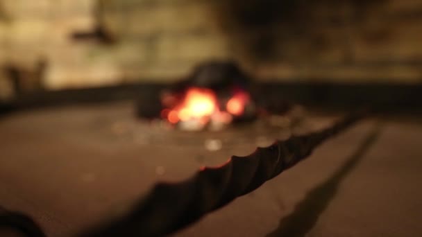 Forgeron Utilise Une Vieille Pelle Pour Alimenter Les Flammes Intérieur — Video