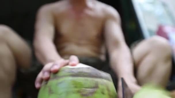 Cuchillos de coco están limpiando cocos para cocinar . — Vídeo de stock