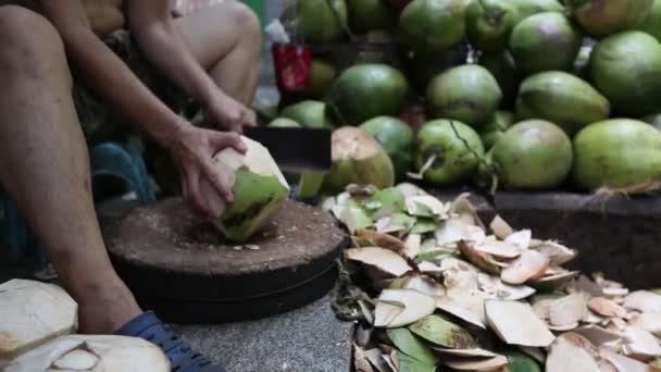ココナッツ ナイフは料理のココナッツをクリーンアップしています 愛とケア — ストック動画