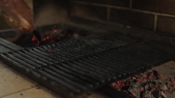Muž, vařit večeři. Hovězí steak na grilu venku na dvorku. Tatarský biftek. Grilování — Stock video