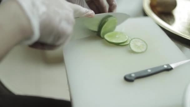 Mann hält Messer in der Hand und schneidet Kalk frisch — Stockvideo