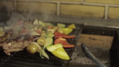 Adam akşam yemeği yemek. Açık havada arka bahçesinde ızgara sığır eti biftek. Çiğ biftek. Barbekü