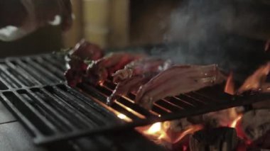 Adam akşam yemeği yemek. Açık havada arka bahçesinde ızgara sığır eti biftek. Çiğ biftek. Barbekü