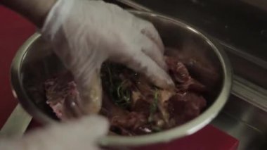 Lokanta mutfağı adlı gemide Dilimleme fileto mignon dostum. Şef yemek için taze et hazırlanıyor. Modern mutfağı backgroung sebze ve otlar ile