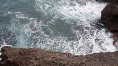 Havadan görünümü dalgalar deniz ve fantastik kayalık sahil, Karadağ