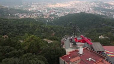 Barcelona, İspanya-Eylül 2, 2018: Eğlence alanlarına Tibidabo Dağı, Barcelona.-şehir içinde güzel uçak