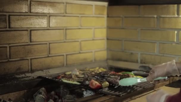 Homem a cozinhar o jantar. Bife de carne na grelha ao ar livre no quintal. Bife cru. Churrasco — Vídeo de Stock