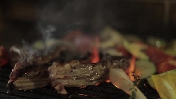 Hombre cocinando la cena. Carne de res en la parrilla al aire libre en el patio trasero. Filete crudo. Barbacoa — Vídeo de stock