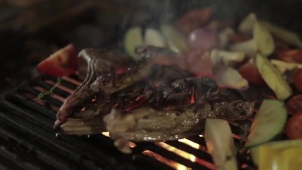 Człowiek, gotowanie obiadu. Stek wołowy na grill na zewnątrz na podwórku. RAW stek. BBQ — Wideo stockowe