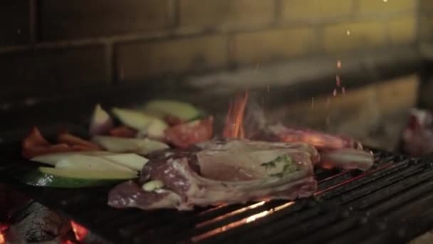 Hombre cocinando la cena. Carne de res en la parrilla al aire libre en el patio trasero. Filete crudo. Barbacoa — Vídeos de Stock