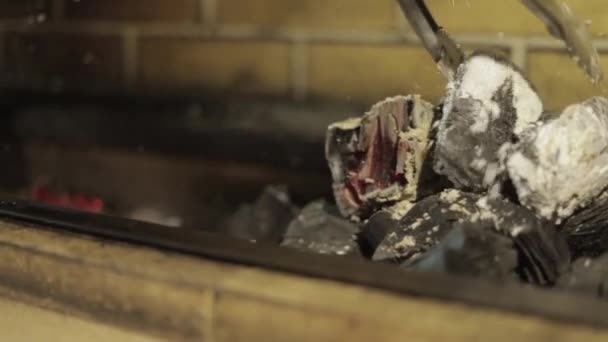 Charbon de feu dans le poêle pour la cuisson et la cuisson des aliments — Video