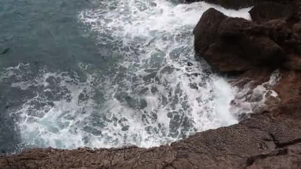 Vue aérienne vagues de mer et fantastique côte rocheuse, Monténégro — Video