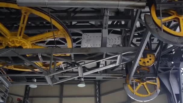 Mecanismo funicular com uma roda rotativa nas montanhas — Vídeo de Stock