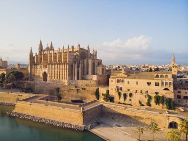 Barcelona, İspanya - 22 Ağustos 2018: Palma de Mallorca Katedrali, Balear Adaları, İspanya ile hava cityscape