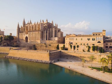 Barcelona, İspanya - 22 Ağustos 2018: Palma de Mallorca Katedrali, Balear Adaları, İspanya ile hava cityscape