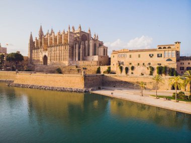 Barcelona, İspanya - 22 Ağustos 2018: Palma de Mallorca Katedrali, Balear Adaları, İspanya ile hava cityscape