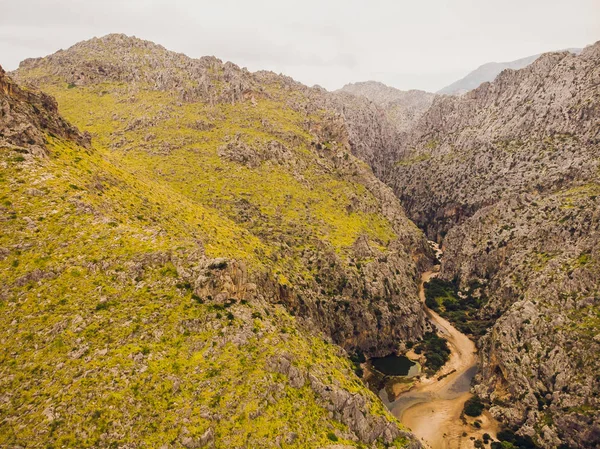 Port de Sa Calobra - hermosa carretera costera y paisaje Mallorca, España — Foto de Stock