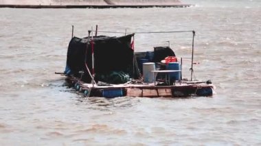 Balıkçı teknesi ile karabatak kuşlar, geleneksel Çin Eğitim kullanım karabatak balık