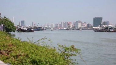 Çeşitli gemi sıraya offshore karavan Shanghai bağlantı noktası yaklaşıyor. Sarı Deniz'e, Çin