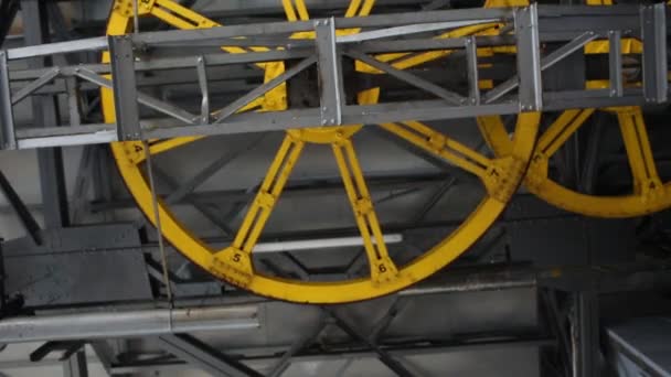 Mecanismo funicular com uma roda rotativa nas montanhas — Vídeo de Stock