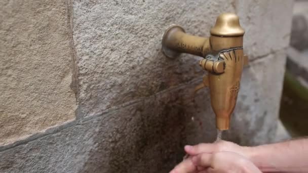 BARCELONA, SPAIN - AUGUST 20: A street tap with drinking water on a hot summer day. August 20, 2018 in Barcelona — Stock Video