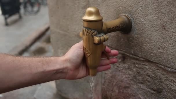 BARCELONA, ESPAÑA - 20 DE AGOSTO: Un grifo callejero con agua potable en un caluroso día de verano. agosto 20, 2018 en Barcelona — Vídeo de stock