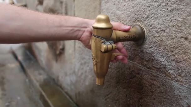 BARCELONA, ESPAÑA - 20 DE AGOSTO: Un grifo callejero con agua potable en un caluroso día de verano. agosto 20, 2018 en Barcelona — Vídeo de stock