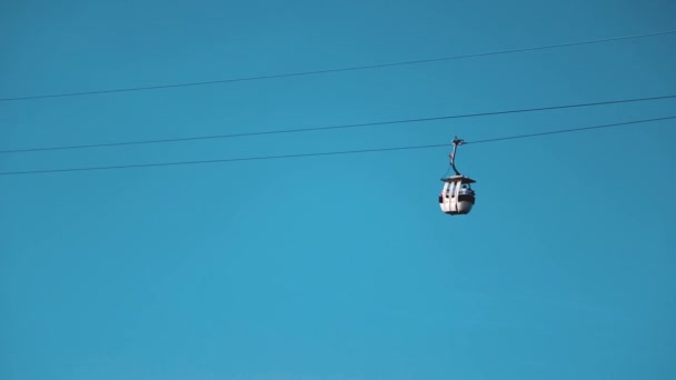 Stugor av bergbanan på sky bakgrunden. — Stockvideo