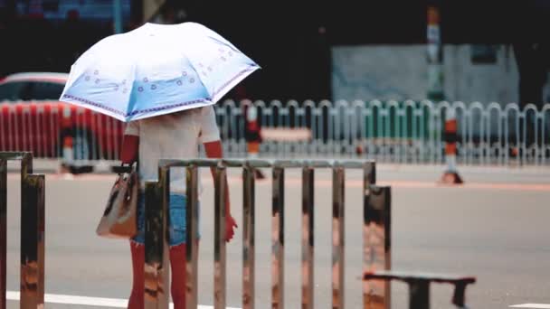 Hainan, Chine, városi utca, július 5-én 2018:young nő a nap, a háttérvilágítás fehér csipke napernyő alatt rejtőzik — Stock videók