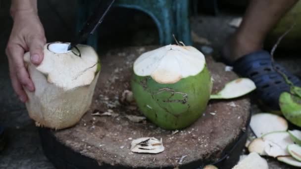 Yemek pişirmek için Hindistan cevizi Hindistan cevizi bıçak Temizleme. — Stok video