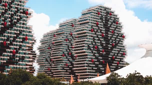 Hainan, Chine, Urban street, 5 juli, 2018: moderne gebouw sky — Stockvideo