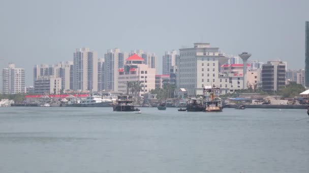 Caravana varios barcos hacen cola en alta mar acercándose al puerto de Shanghai. Mar Amarillo, China — Vídeos de Stock