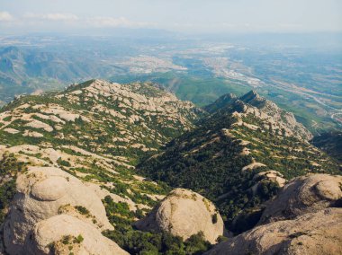 Montserrat, Katalonya, İspanya. Hillside mağara Santa Cova De Montserrat veya yaz günü kutsal Montserrat mağara üstten görünüm.