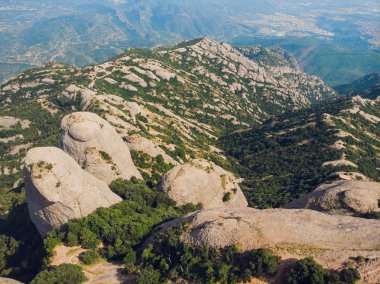 Montserrat, Katalonya, İspanya. Hillside mağara Santa Cova De Montserrat veya yaz günü kutsal Montserrat mağara üstten görünüm.