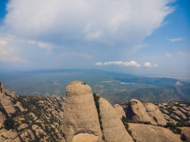 Montserrat, Katalonya, İspanya. Hillside mağara Santa Cova De Montserrat veya yaz günü kutsal Montserrat mağara üstten görünüm.