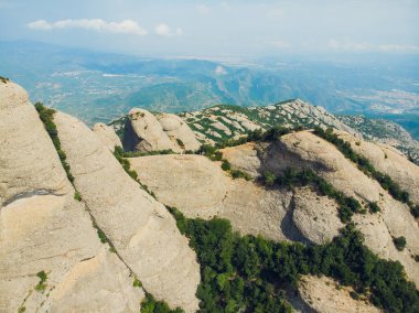 Montserrat, Katalonya, İspanya. Hillside mağara Santa Cova De Montserrat veya yaz günü kutsal Montserrat mağara üstten görünüm.
