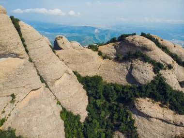 Montserrat, Katalonya, İspanya. Hillside mağara Santa Cova De Montserrat veya yaz günü kutsal Montserrat mağara üstten görünüm.