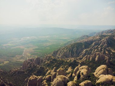Montserrat, Katalonya, İspanya. Hillside mağara Santa Cova De Montserrat veya yaz günü kutsal Montserrat mağara üstten görünüm.