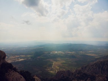 Montserrat, Katalonya, İspanya. Hillside mağara Santa Cova De Montserrat veya yaz günü kutsal Montserrat mağara üstten görünüm.