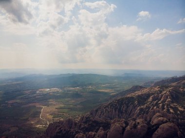 Montserrat, Katalonya, İspanya. Hillside mağara Santa Cova De Montserrat veya yaz günü kutsal Montserrat mağara üstten görünüm.